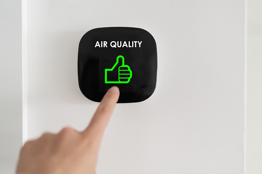 Air quality monitor with thumbs-up icon.